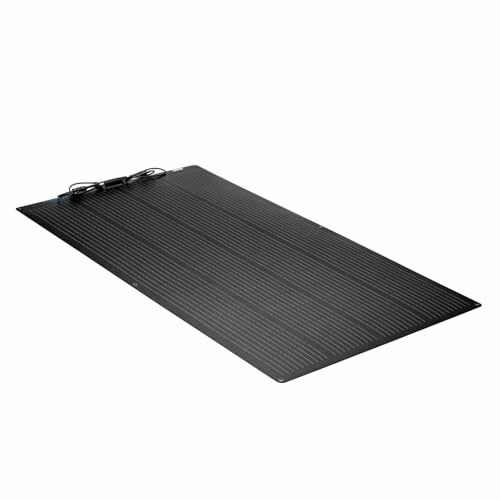 Schwarze Yogamatte auf weißem Hintergrund.