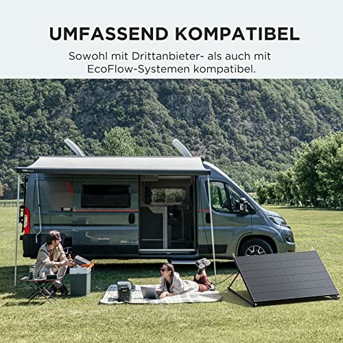 Campervan mit Solarpanel und Menschen im Freien