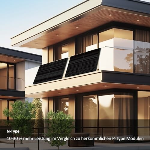 Modernes Haus mit Solarmodulen auf dem Balkon.