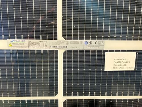 Solarpanel mit Etikett und Importinformationen.