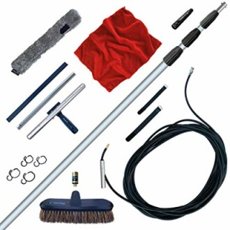 Fensterreinigungsset mit Stange, Bürste und Zubehör.